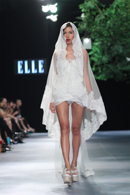 Muôn cách ứng xử với quần siêu ngắn của sao - 11