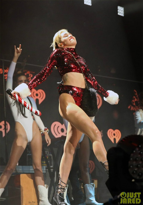 Muôn cách ứng xử với quần siêu ngắn của sao - 4