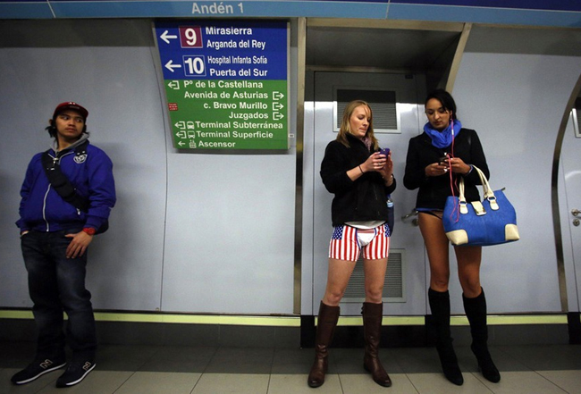 Hai cô gái chân dài mặc quần chip hình hộp in quốc kỳ độc đáo
