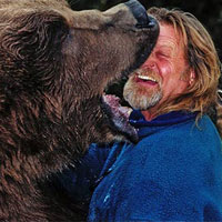 Phi thường - kỳ quặc - Video: Gấu “ngoạm” trọn mặt người