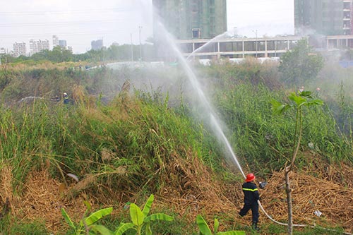 Đốt cỏ gây cháy gần khu biệt thự, dân hoảng loạn - 9
