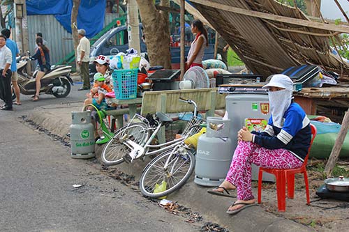 Đốt cỏ gây cháy gần khu biệt thự, dân hoảng loạn - 1