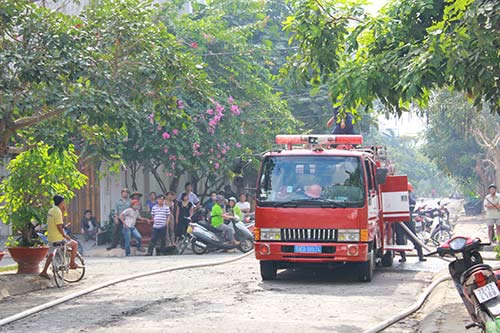 Đốt cỏ gây cháy gần khu biệt thự, dân hoảng loạn - 3