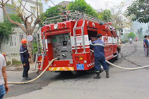 Đốt cỏ gây cháy gần khu biệt thự, dân hoảng loạn - 4