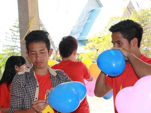 Cầu thủ U19 Việt Nam làm từ thiện - 1