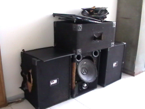 Cài thiết bị nổ vào loa để dọa anh em cột chèo - 1