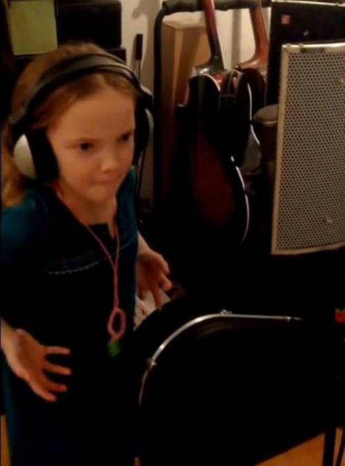 Xuýt xoa bé 9 tuổi hát ca khúc đề cử Oscar cực đỉnh - 1
