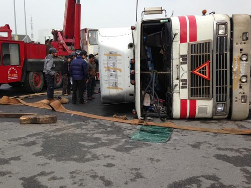 Container lật ở bùng binh, tài xế thoát chết - 2