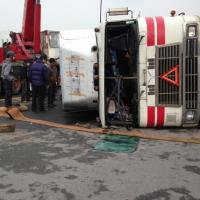 Tin tức trong ngày - Container lật ở bùng binh, tài xế thoát chết