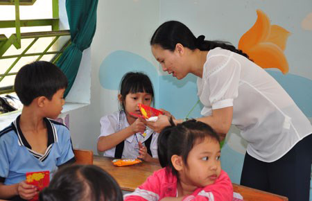 Giáo viên giúp nhau đón tết - 2