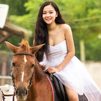 Phim - "Tiểu Angela Phương Trinh" nhí nhảnh bên ngựa