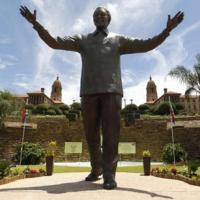 Tin tức trong ngày - Nam Phi: Tranh cãi về con thỏ trong tai Mandela