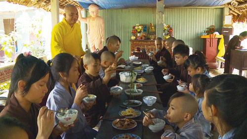 Vị đại đức và những đứa trẻ trên đỉnh Thiên Cầm - 2