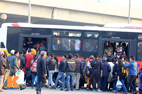 Sinh viên chật vật về quê ăn Tết - 17