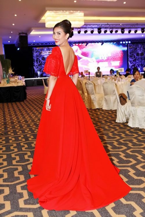 Sao khoe lưng trần đón năm mới - 1