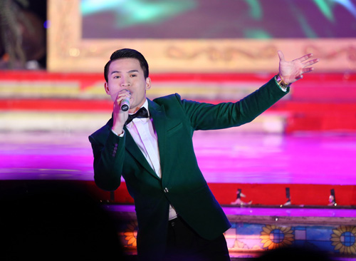 Mr. Đàm quỳ gối tỏ tình Mỹ Tâm - 9