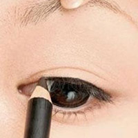 Bí quyết làm đẹp - Kẻ eyeliner khắc phục đôi mắt nhỏ