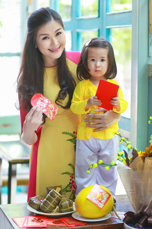 Vợ con Huy Khánh khoe trang phục ngày Xuân - 2