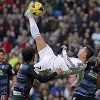 Bóng đá - CR7 suýt lập siêu phẩm "ngả bàn đèn"