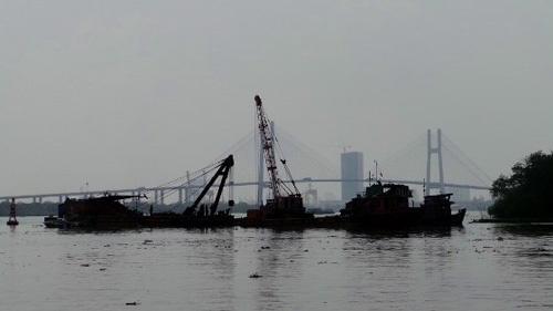 Trục vớt xác tàu cánh ngầm trên sông Sài Gòn - 1