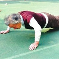 Phi thường - kỳ quặc - Bà lão 80 tuổi chống đẩy, gập bụng 150 cái hàng ngày