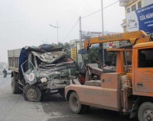 Xe tải tông liên tiếp 5 nhà, thai phụ gặp nạn - 2