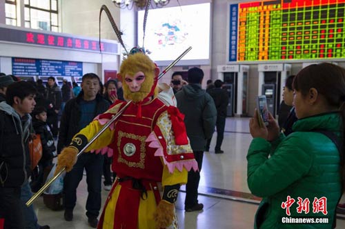 TQ: "Tôn Ngộ Không" mua vé tàu về quê ăn tết - 2