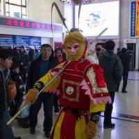 Tin tức trong ngày - TQ: "Tôn Ngộ Không" mua vé tàu về quê ăn tết