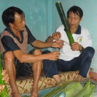 Tin tức trong ngày - Cha con "người rừng" gói bánh chưng Tết