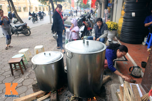 Chùm ảnh: Người Hà Nội nấu bánh chưng ở vỉa hè - 3