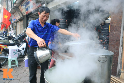 Chùm ảnh: Người Hà Nội nấu bánh chưng ở vỉa hè - 2