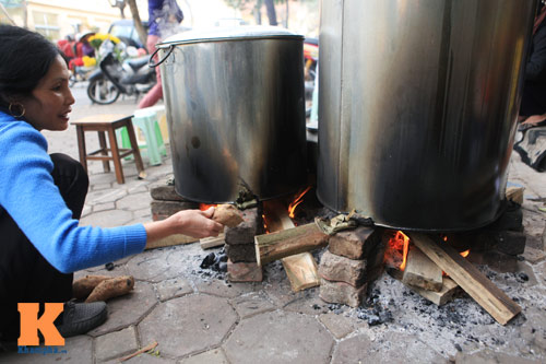 Chùm ảnh: Người Hà Nội nấu bánh chưng ở vỉa hè - 4