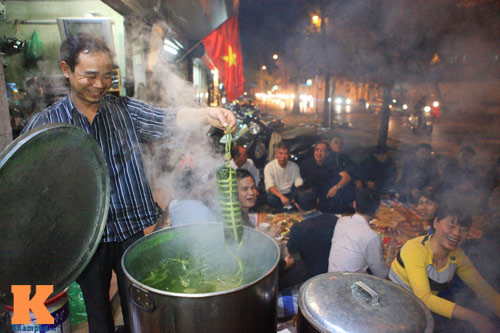 Chùm ảnh: Người Hà Nội nấu bánh chưng ở vỉa hè - 7
