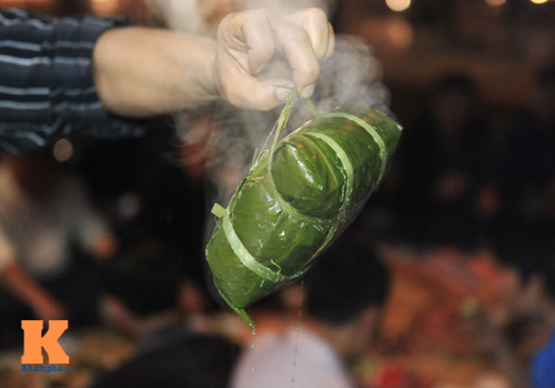 Chùm ảnh: Người Hà Nội nấu bánh chưng ở vỉa hè - 6