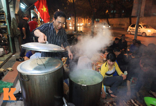 Chùm ảnh: Người Hà Nội nấu bánh chưng ở vỉa hè - 5