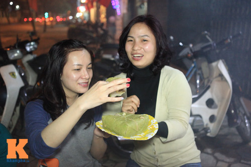 Chùm ảnh: Người Hà Nội nấu bánh chưng ở vỉa hè - 8