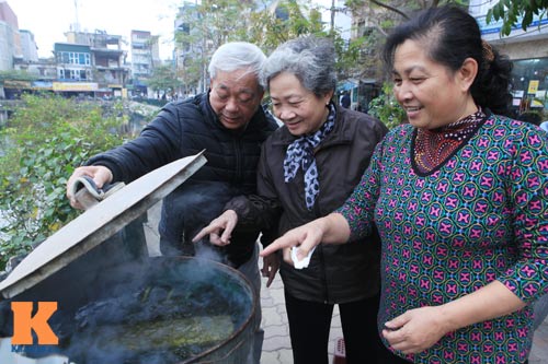 Chùm ảnh: Người Hà Nội nấu bánh chưng ở vỉa hè - 11