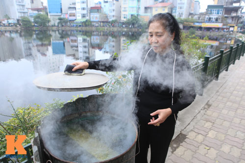 Chùm ảnh: Người Hà Nội nấu bánh chưng ở vỉa hè - 9