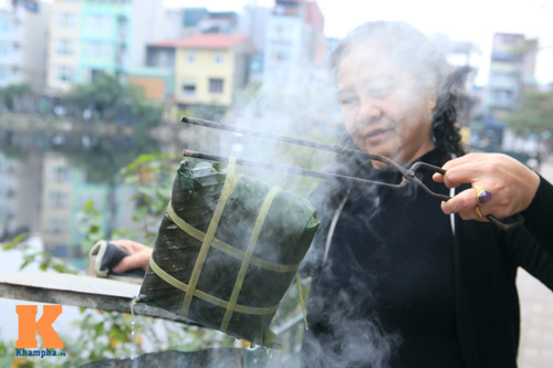 Chùm ảnh: Người Hà Nội nấu bánh chưng ở vỉa hè - 10