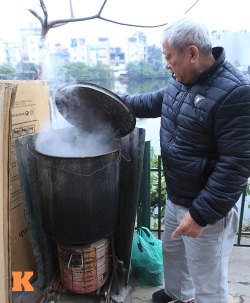 Chùm ảnh: Người Hà Nội nấu bánh chưng ở vỉa hè - 12