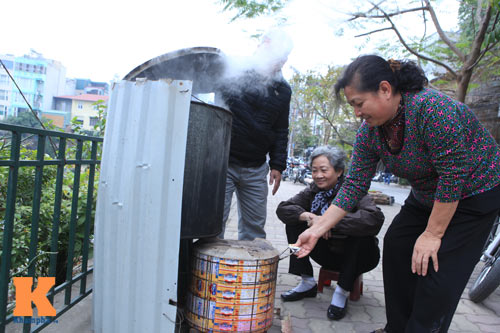 Chùm ảnh: Người Hà Nội nấu bánh chưng ở vỉa hè - 13