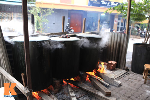 Chùm ảnh: Người Hà Nội nấu bánh chưng ở vỉa hè - 18