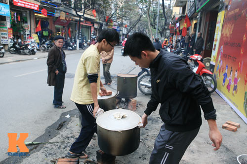 Chùm ảnh: Người Hà Nội nấu bánh chưng ở vỉa hè - 16