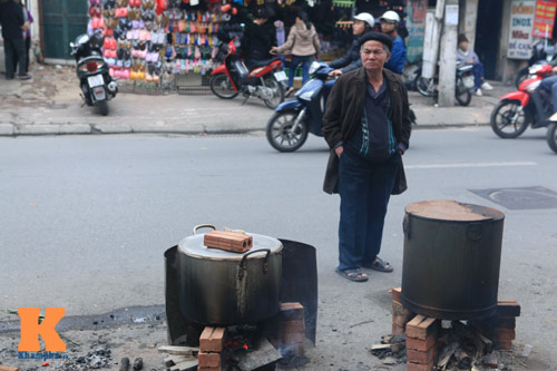 Chùm ảnh: Người Hà Nội nấu bánh chưng ở vỉa hè - 15