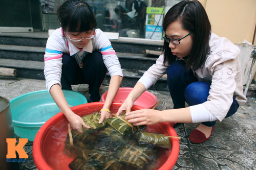 Chùm ảnh: Người Hà Nội nấu bánh chưng ở vỉa hè - 17