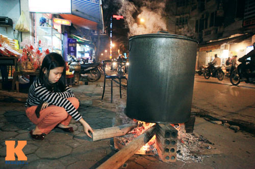 Chùm ảnh: Người Hà Nội nấu bánh chưng ở vỉa hè - 14