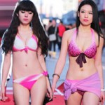 Xu hướng thời trang - Âm 16°C, người mẫu lẩy bẩy diễn bikini