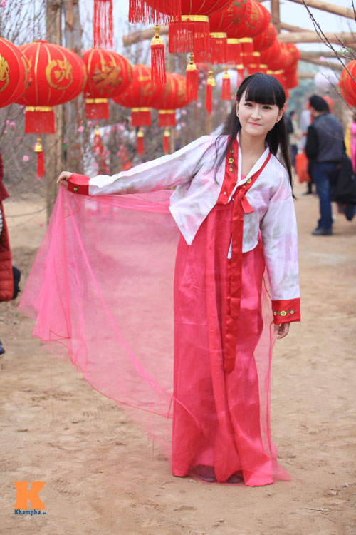 Thiếu nữ diện Hanbok dịu dàng du xuân - 10