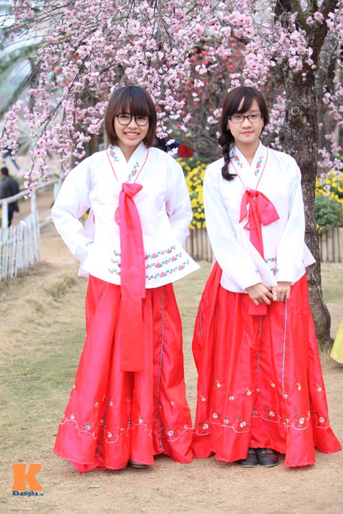 Thiếu nữ diện Hanbok dịu dàng du xuân - 2