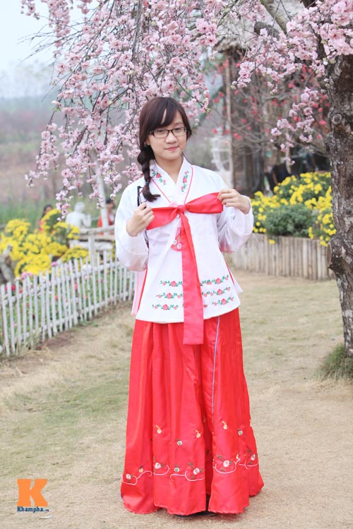 Thiếu nữ diện Hanbok dịu dàng du xuân - 8